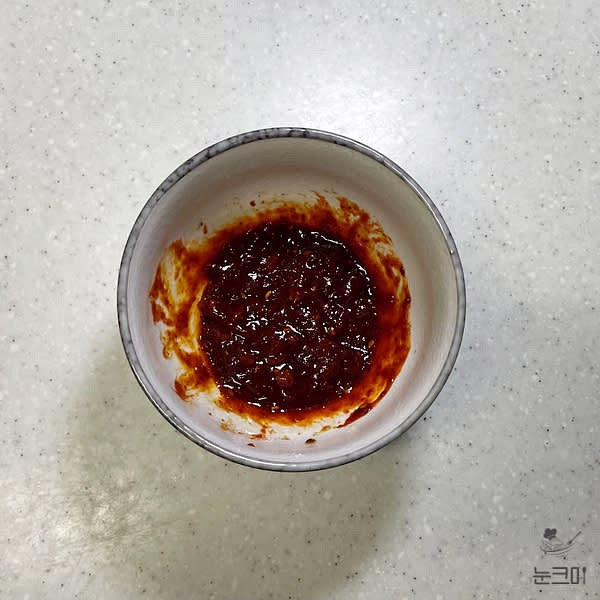 고추장, 고춧가루, 설탕, 물엿(올리고당), 진간장, 다진마늘,
참기름, 후추, 통깨를 넣고 잘 섞어 양념장을 만들어 줍니다.
