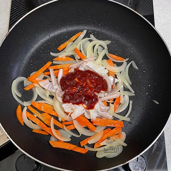 야채가 익고 나면 손질해 놓은 오징어와 양념장을 2/3 정도 넣고 강불로 켜 줍니다.
