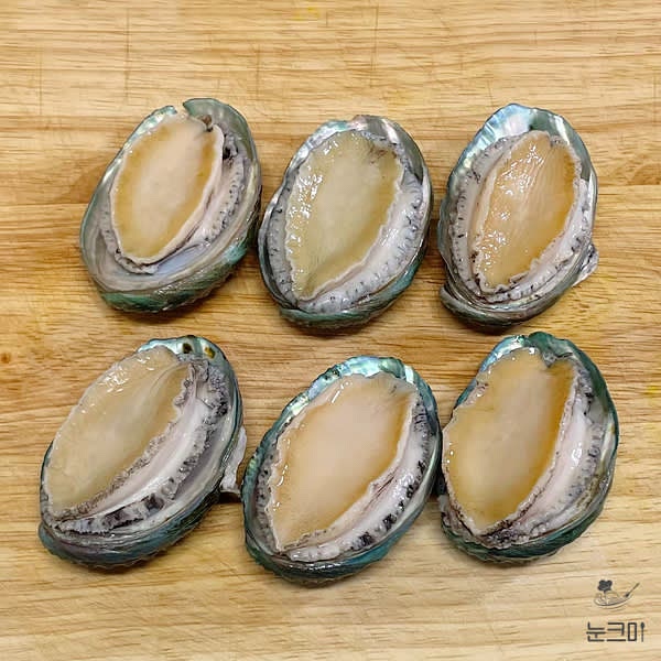 전복은 솔을 이용해 바닥면과 옆면을 깨끗하게 닦은 뒤 흐르는 물에 2~3번 정도 씻어 준비해 줍니다.