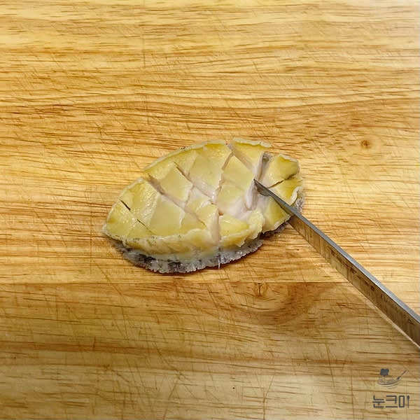칼을 이용해 격자무늬로 칼집을 내줍니다. (이 때 바닥이 잘리지 않게 너무 깊지 않게 칼집을 내주세요)