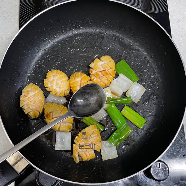 약불로 줄이고 난 뒤 야채 위로 전복을 넣고 앞뒤로 살짝 구워준 뒤 진간장, 맛술, 올리고당을 넣어줍니다.