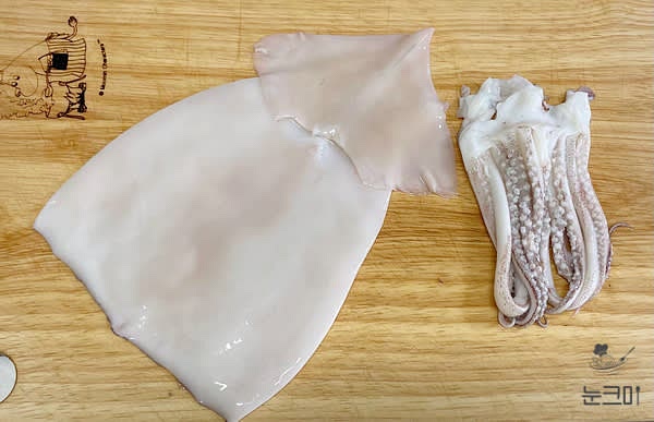 오징어는 흐르는 물에 씻은 후 몸통과 다리를 분리해 준 뒤 키친타올로 껍질을 벗겨 깨끗하게 제거해 줍니다.