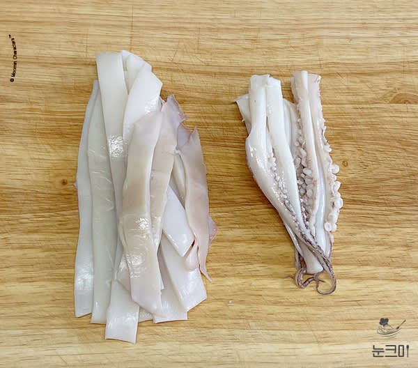 몸통은 1cm 정도의 두께로 썰어주고 다리는 2개씩 붙여 잘라줍니다.