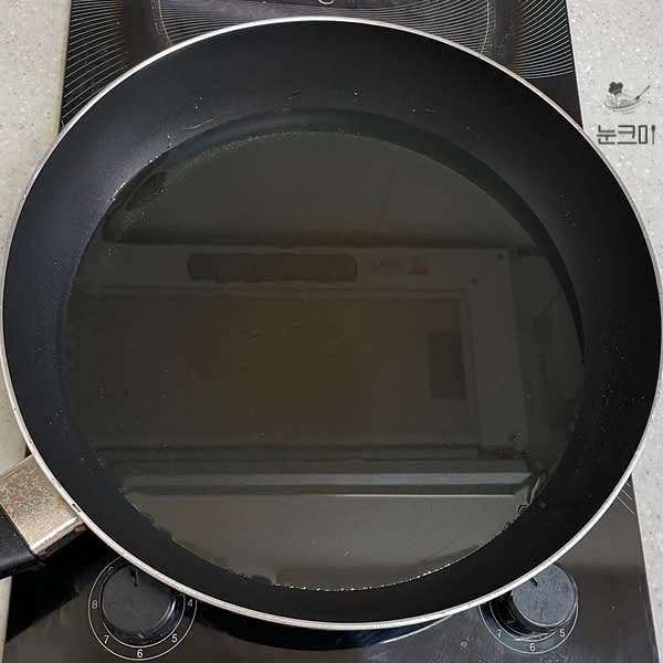 팬에 기름을 넉넉하게 두르고 강불로 켜 준 뒤 170도 온도로 달궈줍니다. (빵가루를 넣었을 때 위로 떠오르면 튀기기 좋은 온도가 된 거예요)