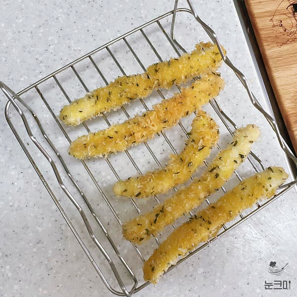 꺼낸 튀김은 식힘망에 올려 한 김 시켜줍니다.