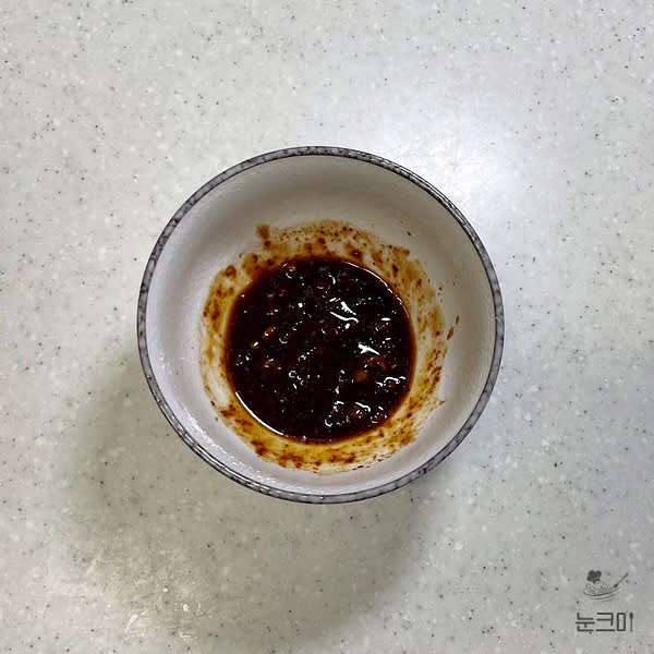 진간장, 굴소스, 고춧가루, 설탕, 맛술, 다진마늘을 넣고 양념장을 만들어 줍니다.
