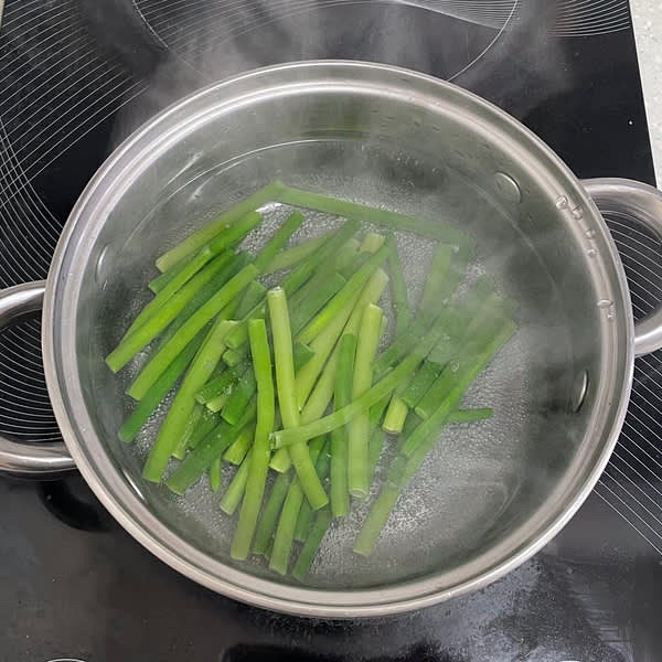 냄비에 물을 넉넉히 넣고 소금을 넣은 뒤 팔팔 끓고 나면 마늘쫑을 넣어 30초 정도 데운 뒤 체에 받쳐 물기를 제거해 줍니다.
