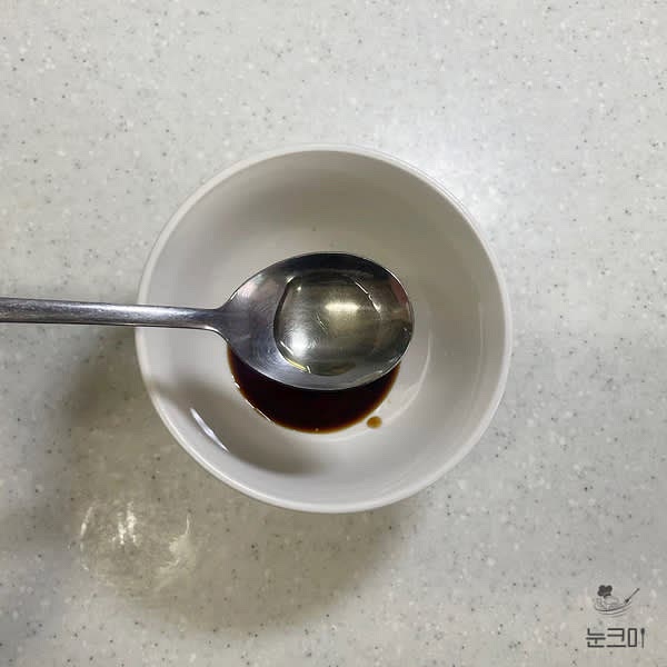 진간장, 굴소스, 꿀 or 요리당, 맛술을 넣고 양념장을 만들어 줍니다.