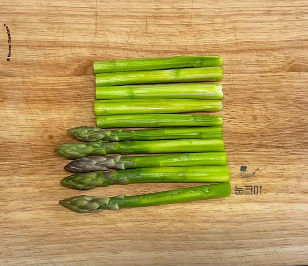 먹기 좋게 반으로 잘라줍니다.