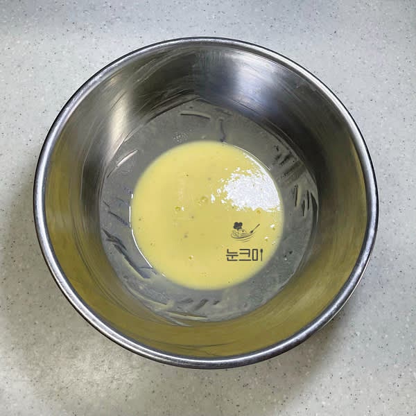볼에 달걀, 튀김가루(밀가루), 냉수를 넣고 반죽물을 잘 섞어준 뒤 소금과 후추를 넣어 간을 해줍니다.