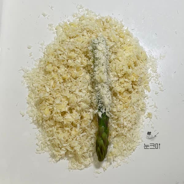 아스파라거스를 반죽물에 담근 뒤 빵가루를 골고루 묻혀줍니다.