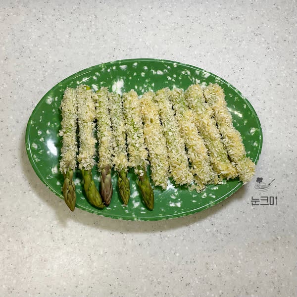 튀김옷이 원하는 두께가 될 때까지 반죽물과 빵가루를 반복해서 묻혀줍니다.