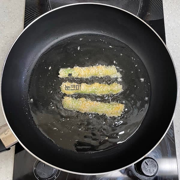 팬에 기름을 넉넉히 두르고 중강불로 켜 준 뒤 달궈지면 아스파라거스를 넣어줍니다. (기름은 빵가루를 넣었을 때 위로 떠오르면 튀기기 좋은 적당한 온도가 된 거예요)