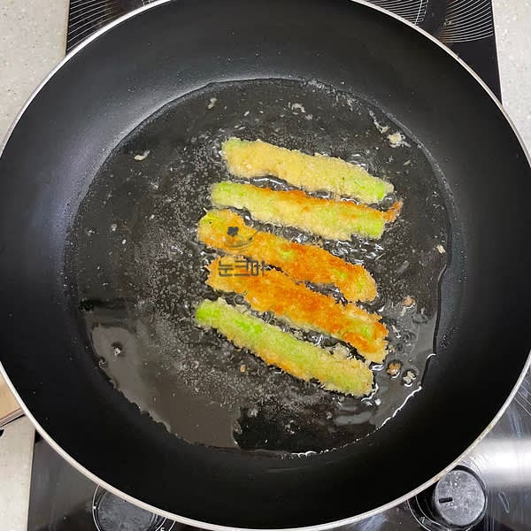 앞뒤로 노릇노릇하게 튀겨 아스파라거스 튀김을 완성해 줍니다.