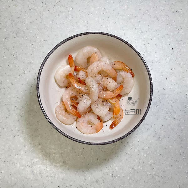 소금, 맛술, 후추를 넣고 조물조물 잘 섞어 밑간을 해줍니다.