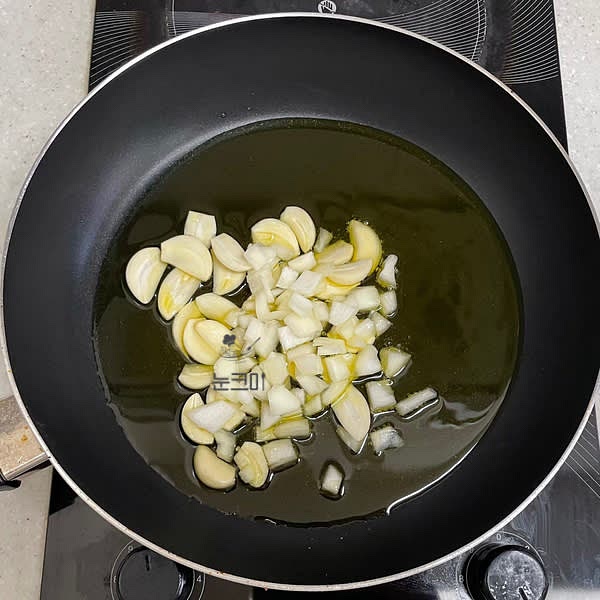 팬에 올리브오일을 부어준 뒤 중약불로 불을 켜 준 뒤 버터 1큰술과 마늘, 양파를 넣어줍니다.