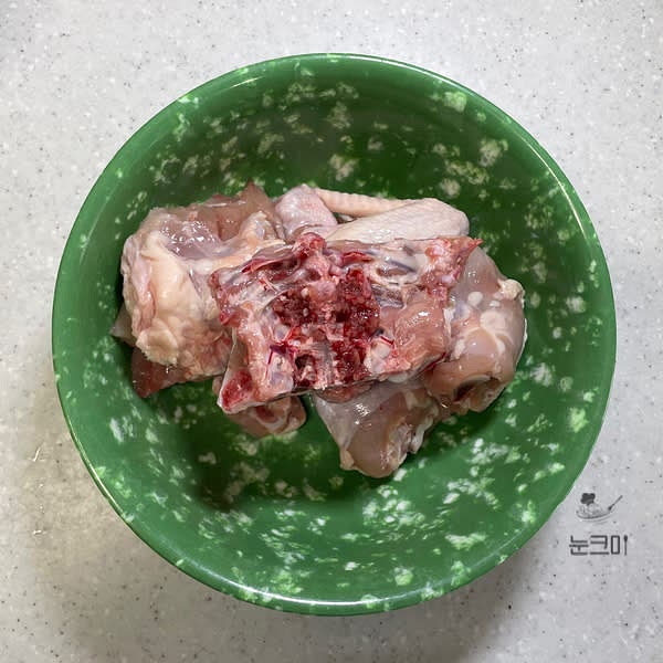 닭고기는 손으로 눌렀을 때 나오는 내장 제거를 위해 흐르는 물에서 깨끗하게 세척해 준비해 줍니다.