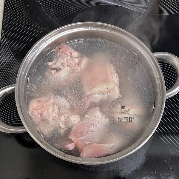 냄비에 닭이 잠길 정도의 물을 붓고 팔팔 끓여준 뒤 손질한 닭을 넣고 30초 정도 데쳐내 줍니다.