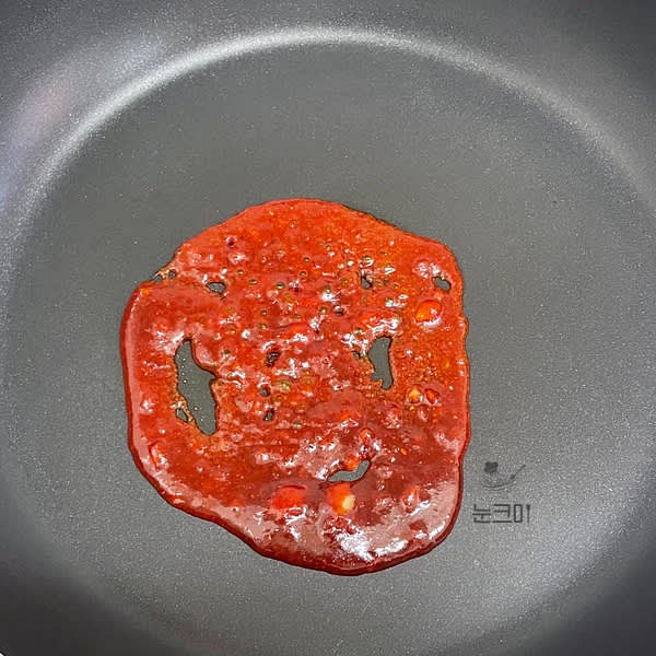 팬에 미리 만들어 놓은 양념장을 부어준 뒤 중약불로 켜 준 뒤 숟가락을 이용해 저어주면서 섞다가 끓어오르기 시작하면 약불로 줄여줍니다.