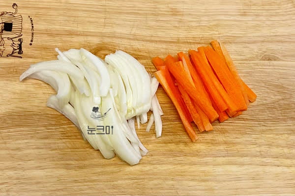 양파와 당근은 채 썰어 준비해 줍니다.