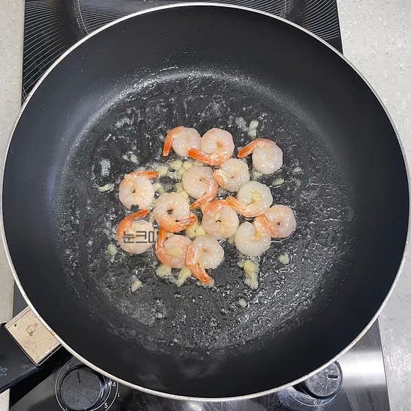 새우의 잡내 제거를 위해 맛술을 두른 뒤 새우가 붉어질 때까지 골고루 볶아줍니다.