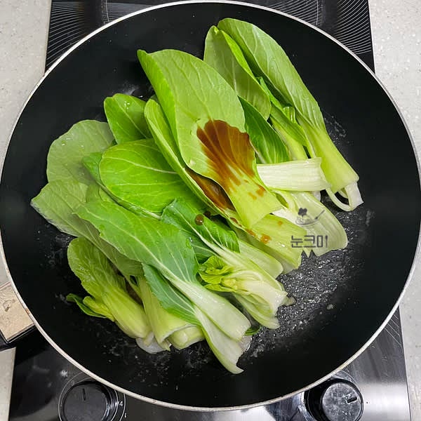 새우가 익고 나면 손질해 둔 청경채와 양념장을 같이 넣어준 뒤 강불로 올리고 빠르게 볶아줍니다.