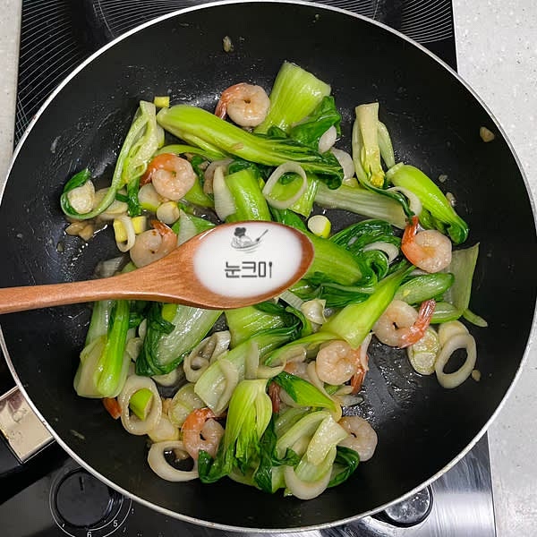 숨이 살짝 죽고 나면 흰 대파를 넣고 한번 더 빠르게 볶아준 뒤 중약불로 불을 줄인 뒤 전분물을 1큰술씩 넣고 농도를 맞춰줍니다. (한번에 다 부어버리면 농도가 너무 되직해 질 수 있으므로 1큰술씩 나누어서 넣어주세요)