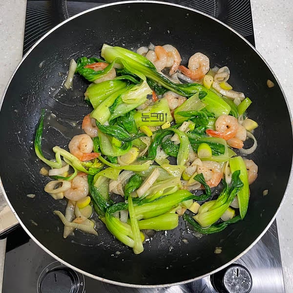 원하는 농도가 되면 불을 끄고 참기름을 두른 뒤 후추를 뿌려줍니다.