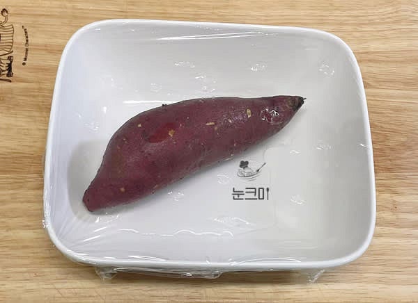 고구마를 깨끗이 씻어 물기를 닦지 않고 그릇에 넣어준 뒤 물을 조금 넣고 랩을 씌운 뒤 구멍을 뚫어 전자렌지에서 5분을 돌려 쪄줍니다.