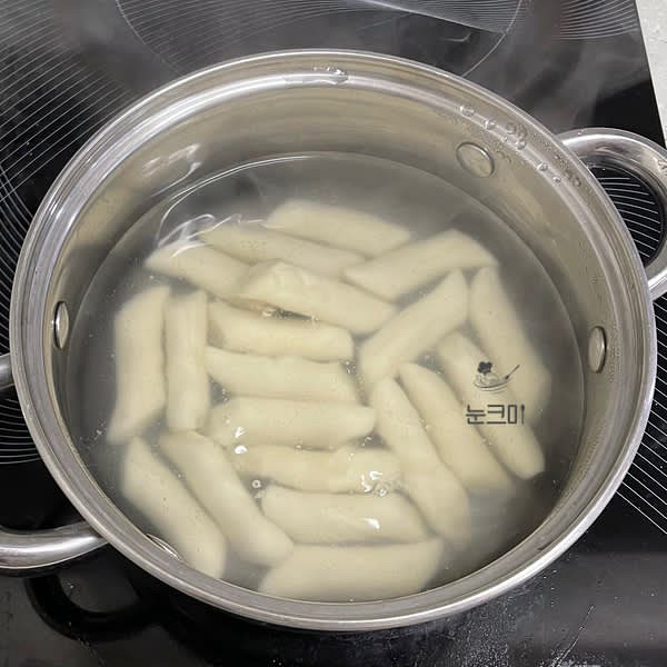 떡이 딱딱한 상태면 끓는 물에 1분을 데쳐줍니다.
