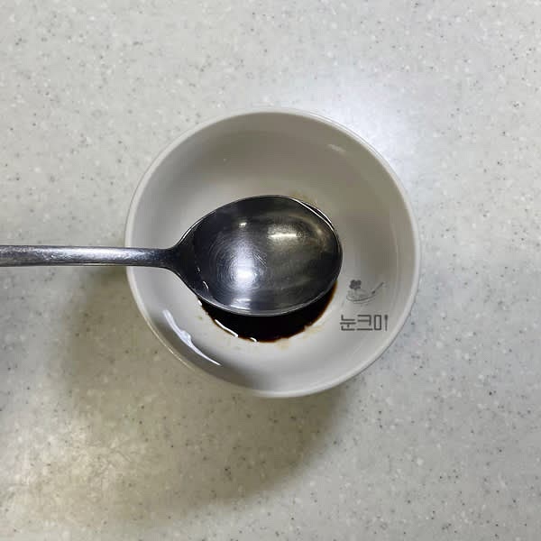 진간장, 꿀, 물엿 or 올리고당, 물을 섞어 양념을 만들어 줍니다.