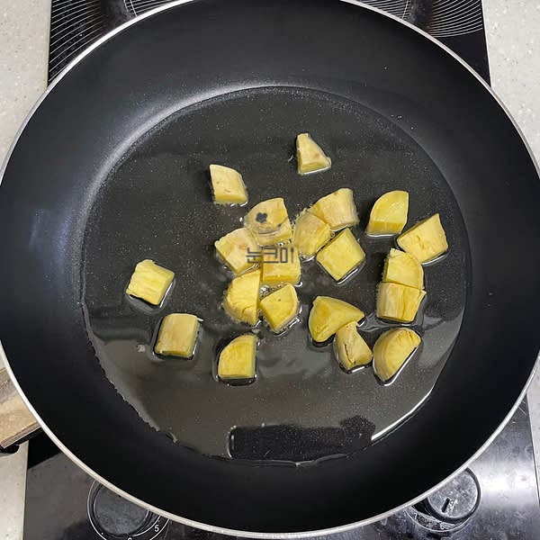 팬에 기름을 넉넉히 두르고 중불에서 데워준 뒤 고구마를 넣고 겉면이 노릇해 질 때까지 튀겨줍니다.