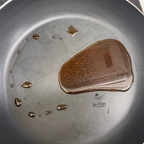 팬에 기름을 닦은 뒤 양념을 붓고 약불에서 기포가 올라오는 모습이 보일 때까지 끓여줍니다.