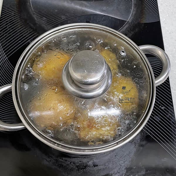 물이 끓고 나면 중불로 줄인 뒤 뚜껑을 닫아 15분 정도 삶아줍니다.
