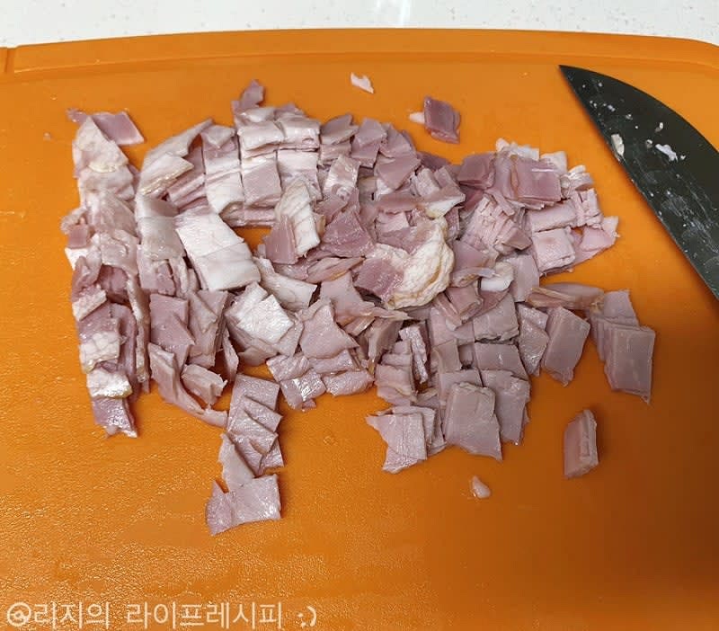 베이컨을 잘게 잘라 후라이팬에 한번 볶아주세요