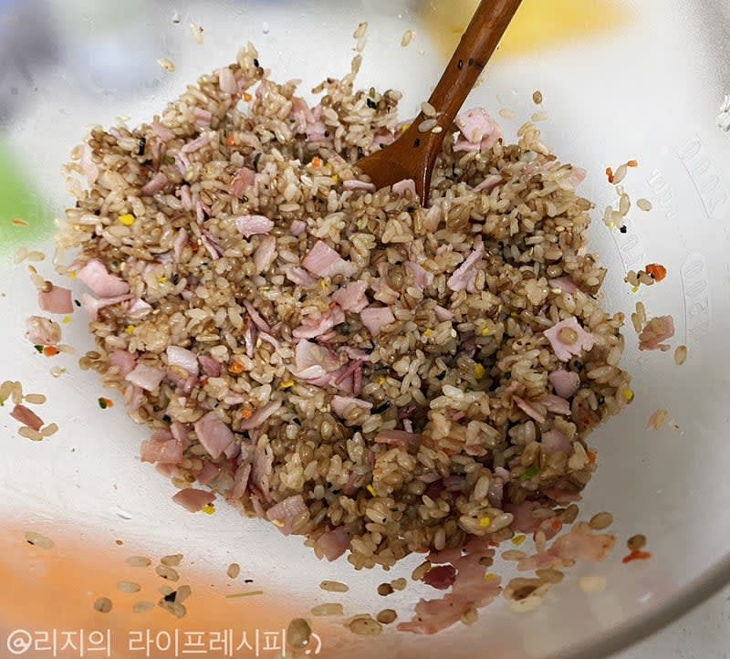 볼에 밥 2공기를 넣고 초밥소스, 참깨야채볶음 후레이크를 넣고 골고루 잘 섞어주세요