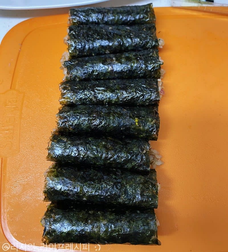 밀키트에 있는 김을 꺼내 바닥에 놓고 밥을 적당량 얹어 돌돌 말아주고, 유부 위에 다시 놓아 돌돌 말아주세요