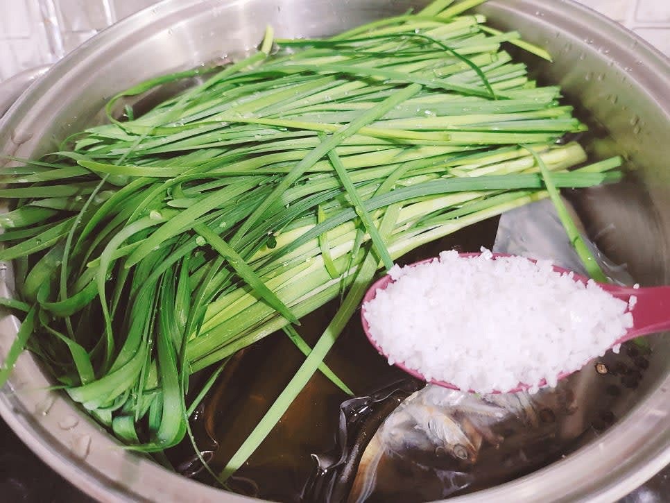 큰 냄비에 물 3.5L를 넣고 적당한 크기로 자른 무, 양파 껍질째 1.5개, 디포리 30g, 멸치 60g, 설탕 1큰술, 청양고추 2개, 통후추 1/2큰술, 다시마 20g, 대파 1.5대, 부추 1단을 넣고 중불에서 50분간 끓여 주세요