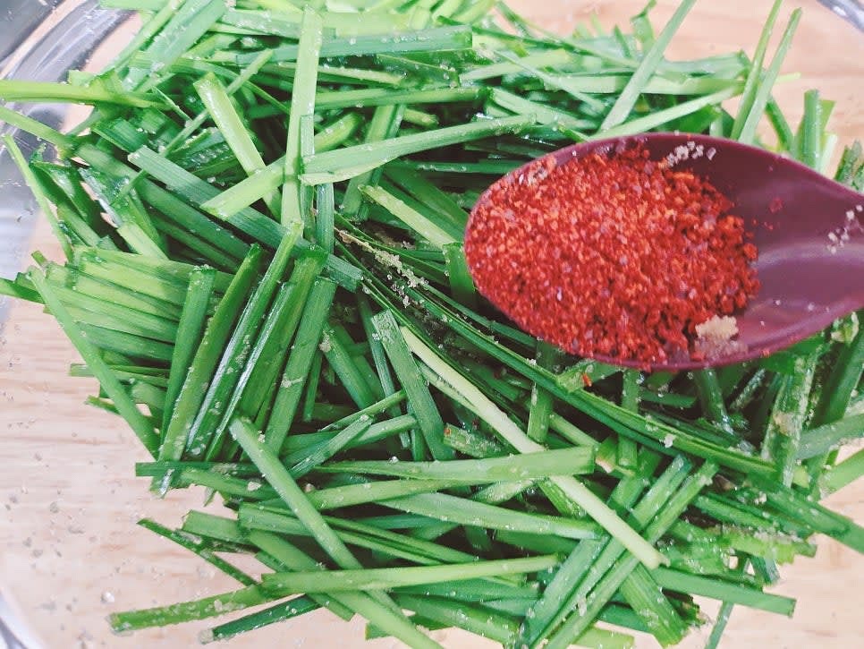 부추 200g을 4cm 크기로 자른 후 볼에 담아 황설탕 1큰술, 진간장 2큰술, 참기름 3큰술, 통깨 4큰술, 고춧가루 5큰술을 넣고 무쳐주세요