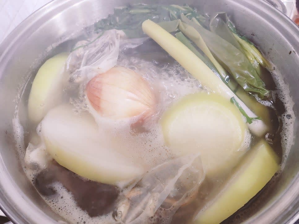 50분간 끓여준 육수는 체에 걸러 육수만 준비해 주세요
