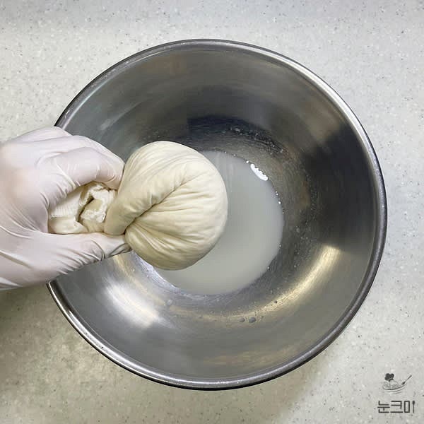 두부는 흐르는 물에 세척하고 손이나 칼등으로 으깬 뒤 면보에 싸서 물기를 꼭 짜줍니다.