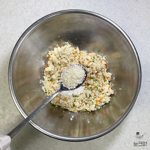반죽 위로 전분가루와 빵가루를 넣어줍니다.