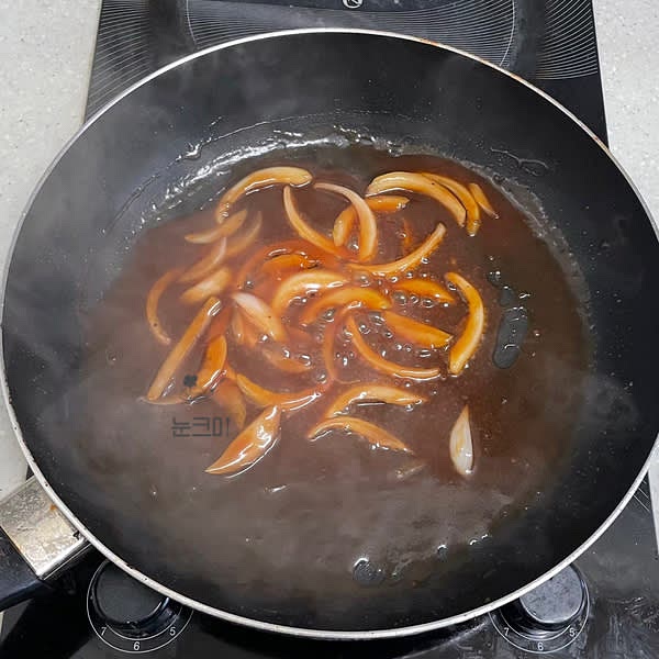 중약불에 달군 팬에 기름을 두르고 양파를 넣고 볶아준 뒤 미리 만들어 둔 소스를 부어준 뒤 한소끔 끓여 걸쭉하게 졸아 들면 불을 꺼줍니다.