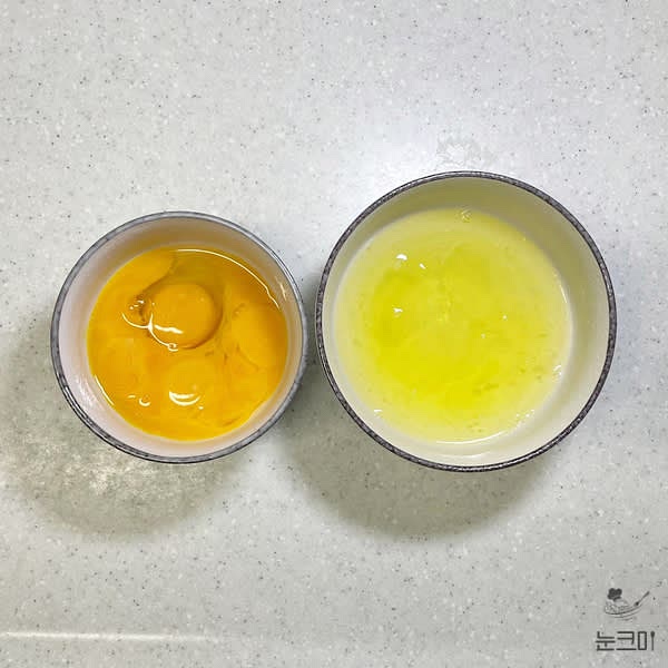 계란 4개는 노른자와 흰자로 분리하고 남은 계란 1개는 노른자 그릇에 흰자 까지 함께 넣어줍니다. (노른자에 흰자가 들어가야 잘 말아져요)