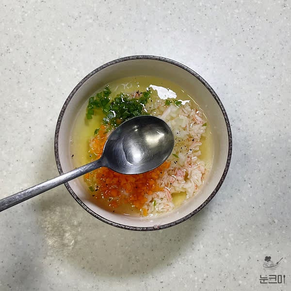흰자에 크래미와 야채를 넣고 소금 1/4큰술과 맛술 1/2큰술, 후추를 뿌려준 뒤 젓가락으로 잘 섞어줍니다.