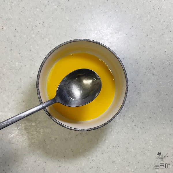 노른자는 체에 한 번 걸러준 뒤 소금 한 꼬집과 맛술 1/2큰술을 넣고 골고루 섞어줍니다.