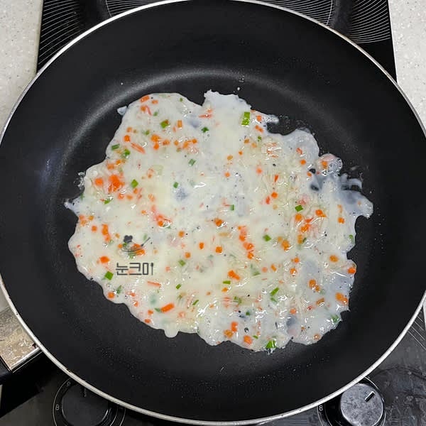 약불에 달군 팬에 식용유를 두르고 키친타올을 이용해 기름을 코팅하듯이 닦아준 뒤 흰자 1/3을 부어준 뒤 윗면이 익으면 약불에서 돌돌 말아줍니다.