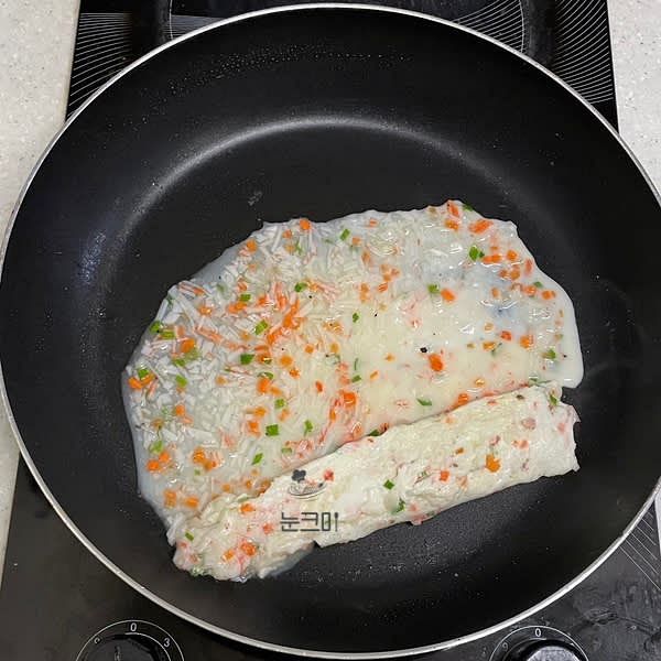 만 흰자말이는 끝쪽으로 옮겨주고 빈 공간에 식용유를 두르고 키친타올로 한번 더 기름을 코팅해 준 뒤 흰자물을 1/2 정도 부어준 뒤 말아줍니다.