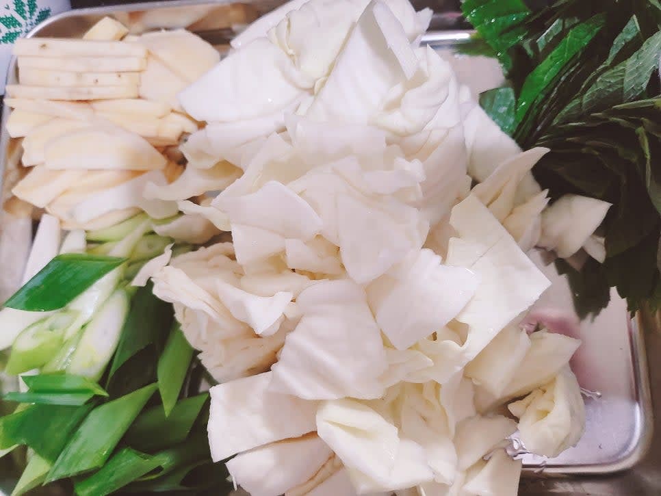 양배추, 깻잎은 큼직하게 썰고, 고구마는 편으로 썰어주세요, 대파는 어슷썰어주세요