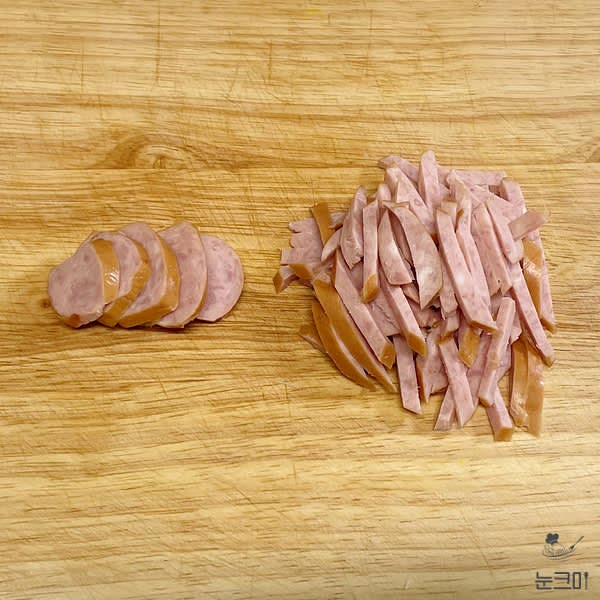 소세지도 어슷 썰어준 뒤 감자 크기에 맞게 채 썰어 줍니다.